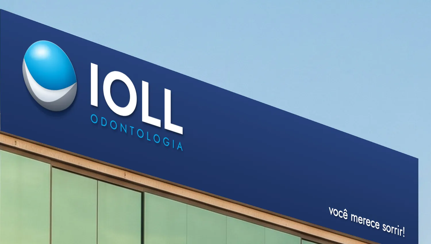 Fachada do prédio com a placa azul da IOLL Odontologia no último andar